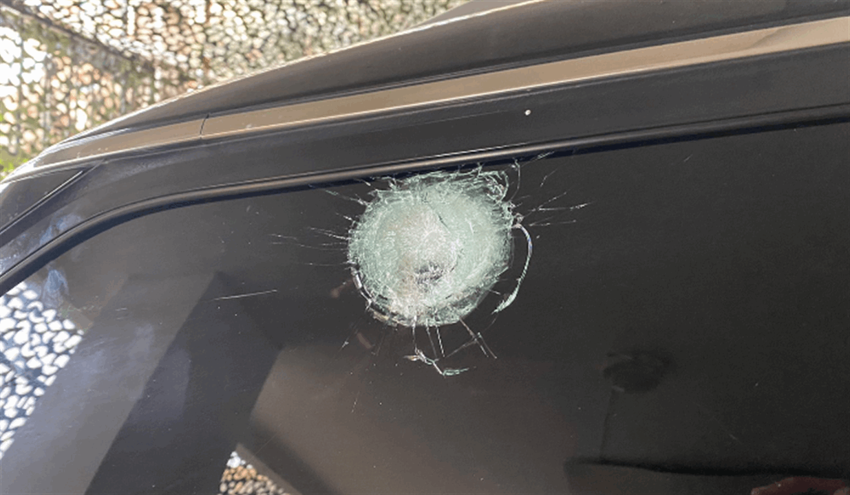 المكتب الإعلامي لوزير الدفاع: تعرض سيارة الوزير لرصاصة في جسر الباشا ولا اصابات
