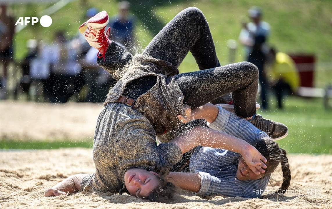 فيديو - المرأة تنافس الرجل في المصارعة السويسرية