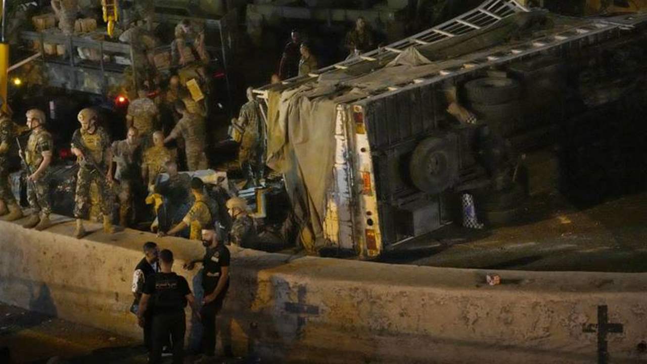 معلومات &quot;الجديد&quot;: شاحنة حزب الله التي انقلبت في الكحالة موجودة لدى فوج المضاد للدروع في الجيش اللبناني - الفياضية 