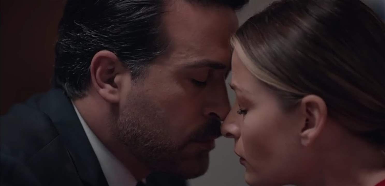 قبلة جريئة بين محمود نصر و باميلا الكيك تثير الجدل مجددا