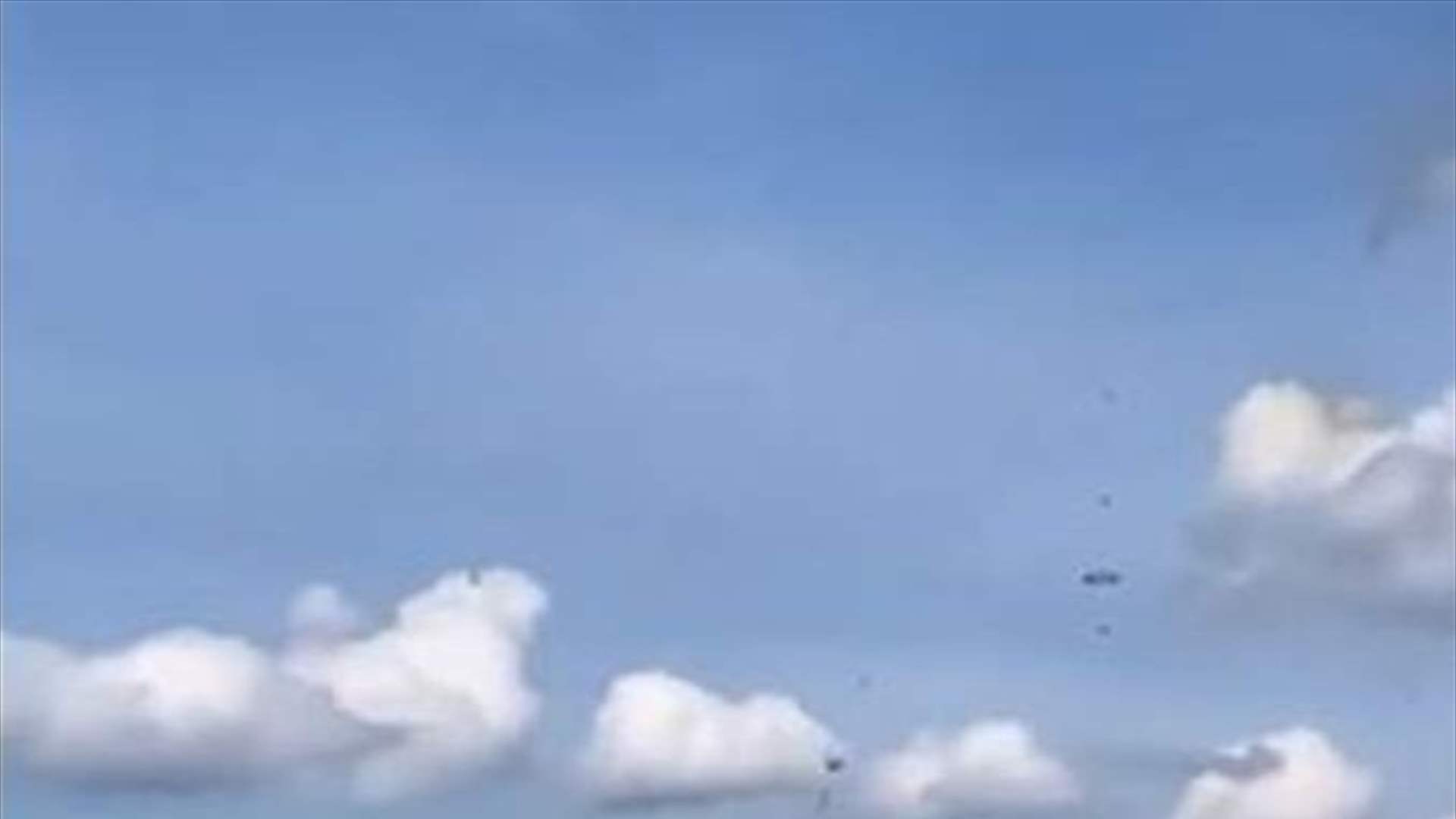 بالفيديو - خلال عرض جوي .. قفزا بأمان قبل تحطم طائرتهما