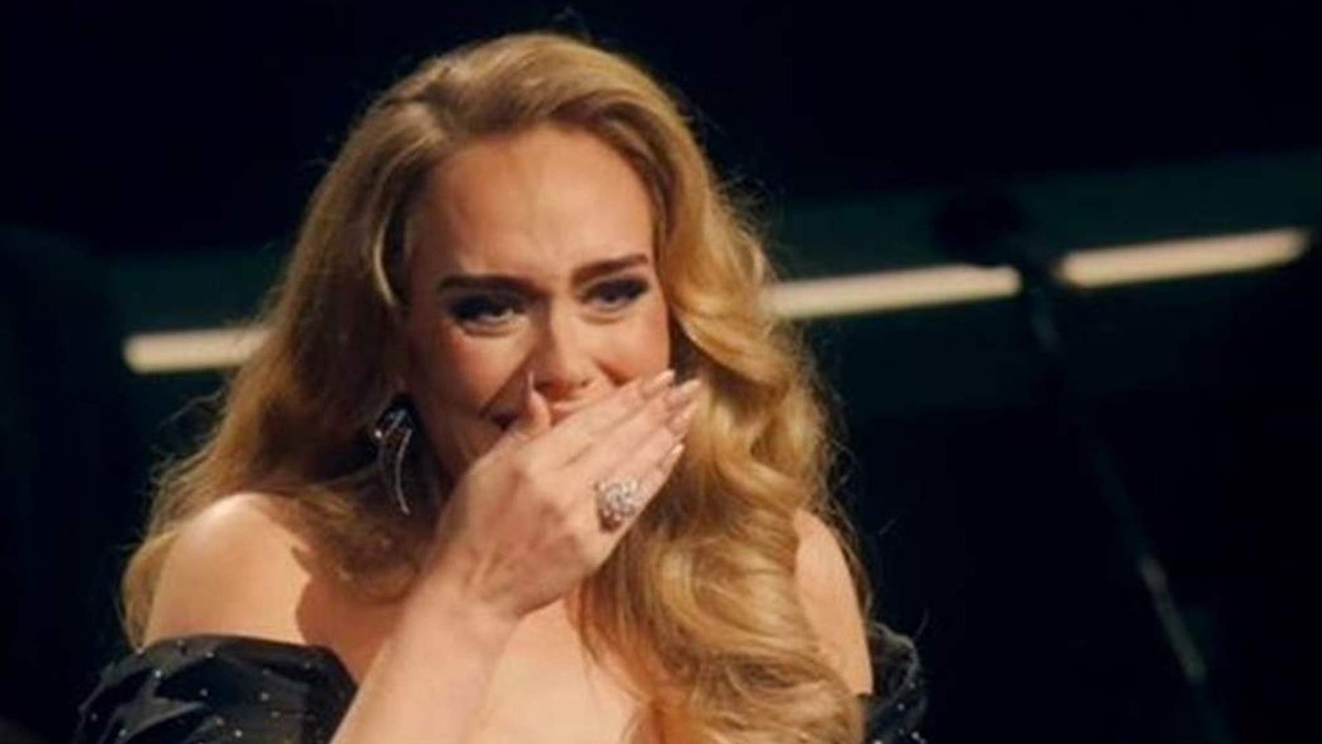 أديل تجهش بالبكاء على المسرح خلال حفلها في لاس فيغاس