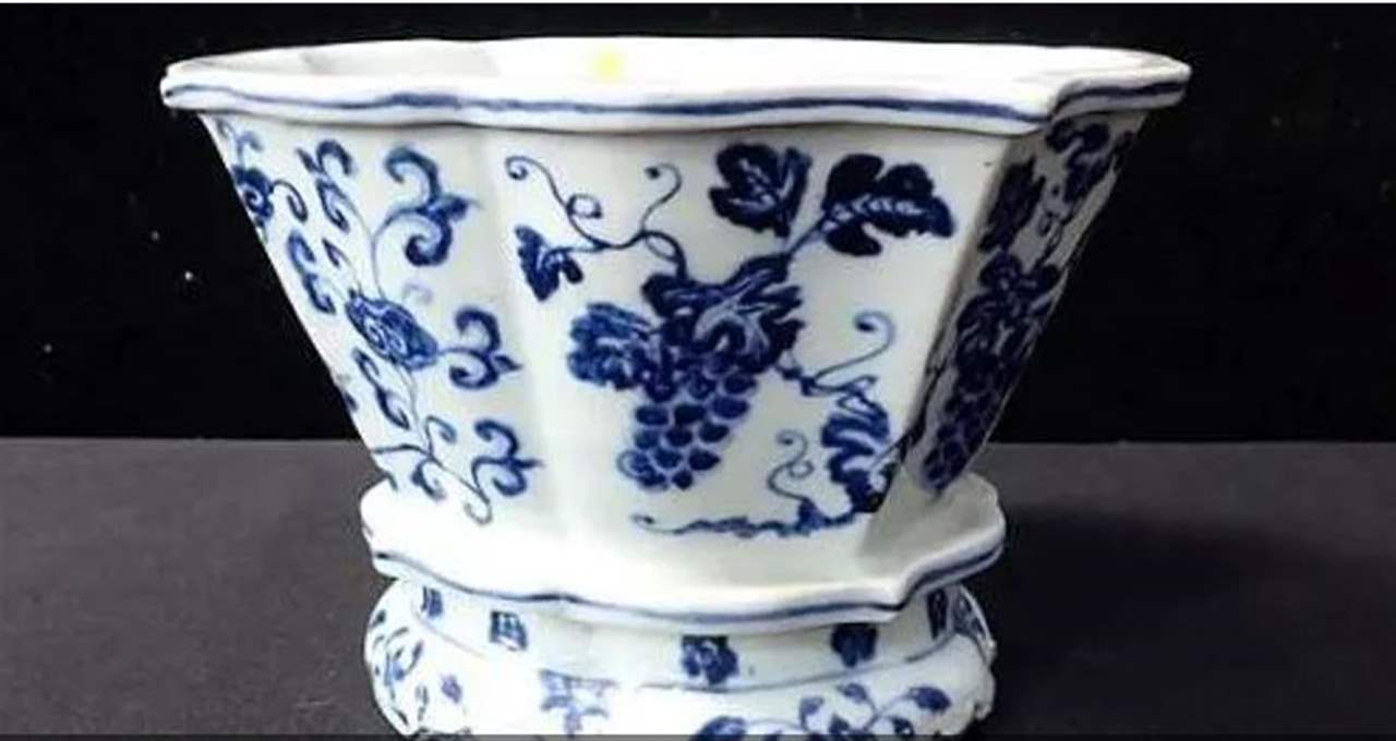 وعاء خزفي صيني يباع بألف ضعف ثمنه!