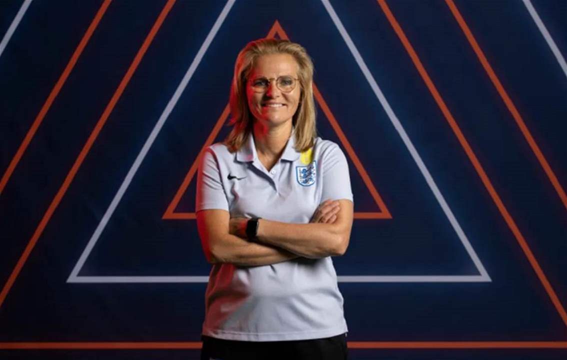 هل تقود سيدة منتخب انجلترا للرجال؟