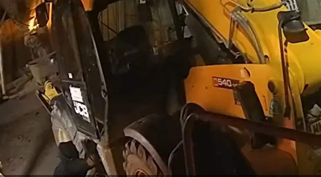 بالفيديو - حاول مع رفاقه سرقة صراف آلي مستخدما جرافة