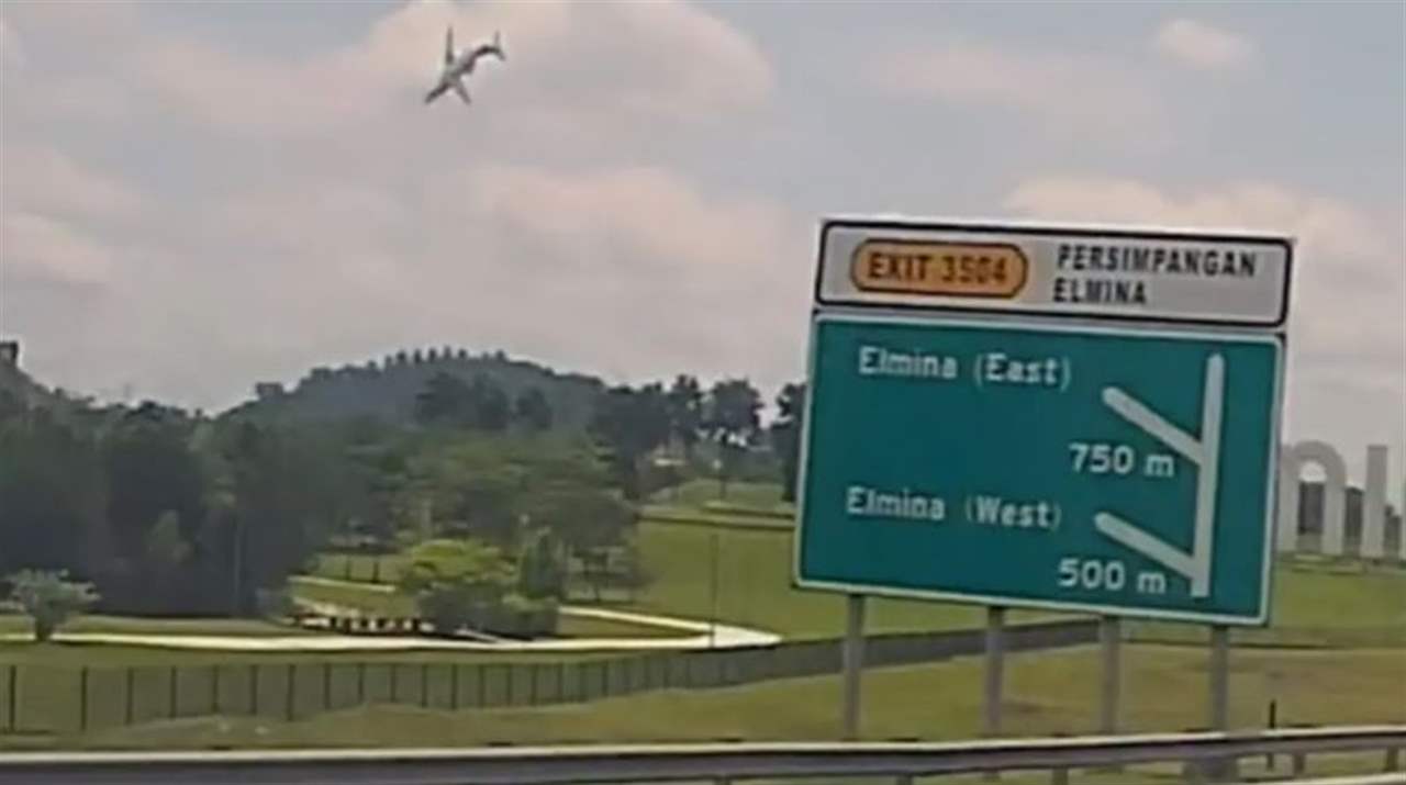 فيديو يوّثق لحظة سقوط الطائرة الماليزية المنكوبة 