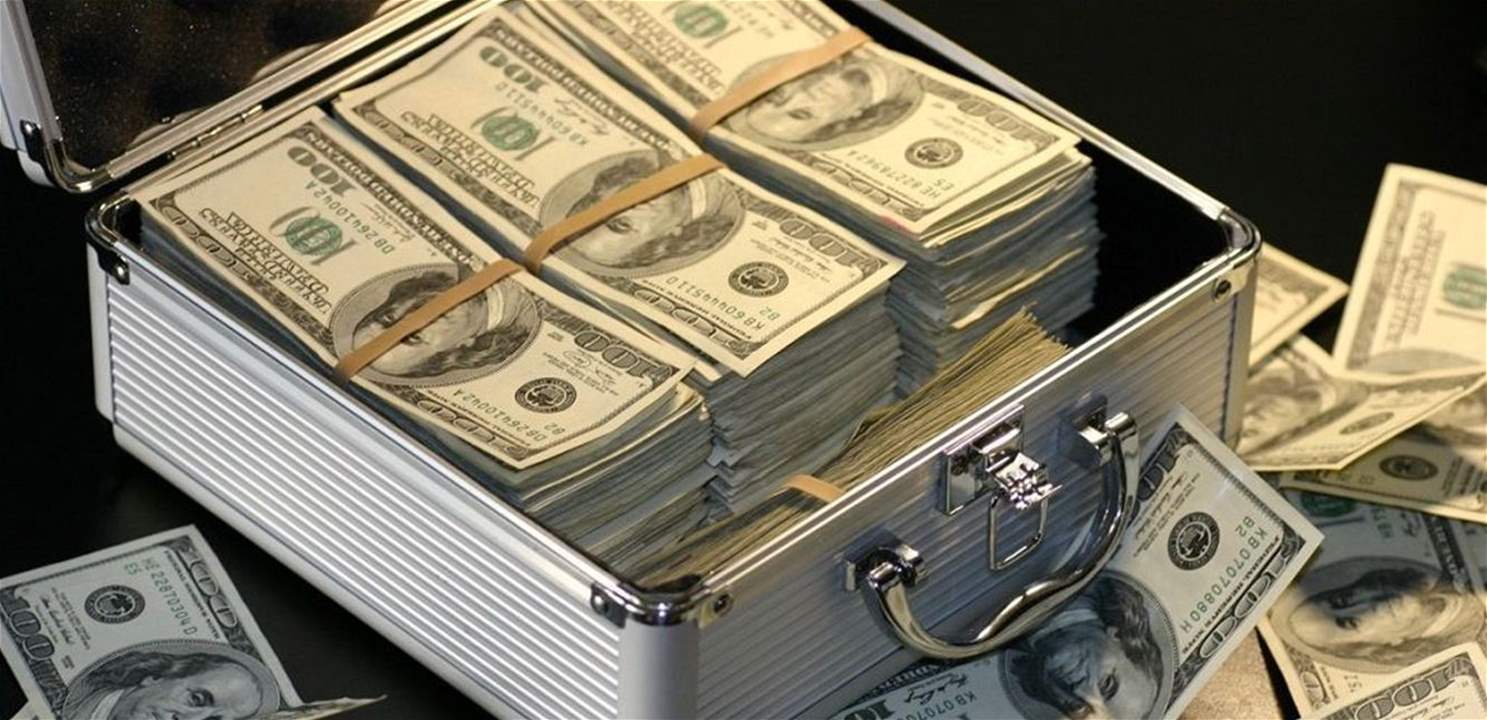 في موسكو... ضبط 100 ألف دولار في حقيبة مسافر لم يصرّح بها 