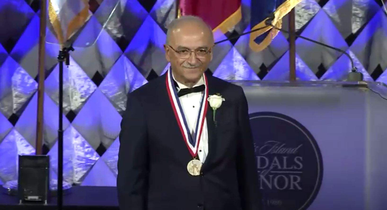 بالفيديو - تكريم رئيس الجامعة اللبنانية الأمريكية في نيويورك 