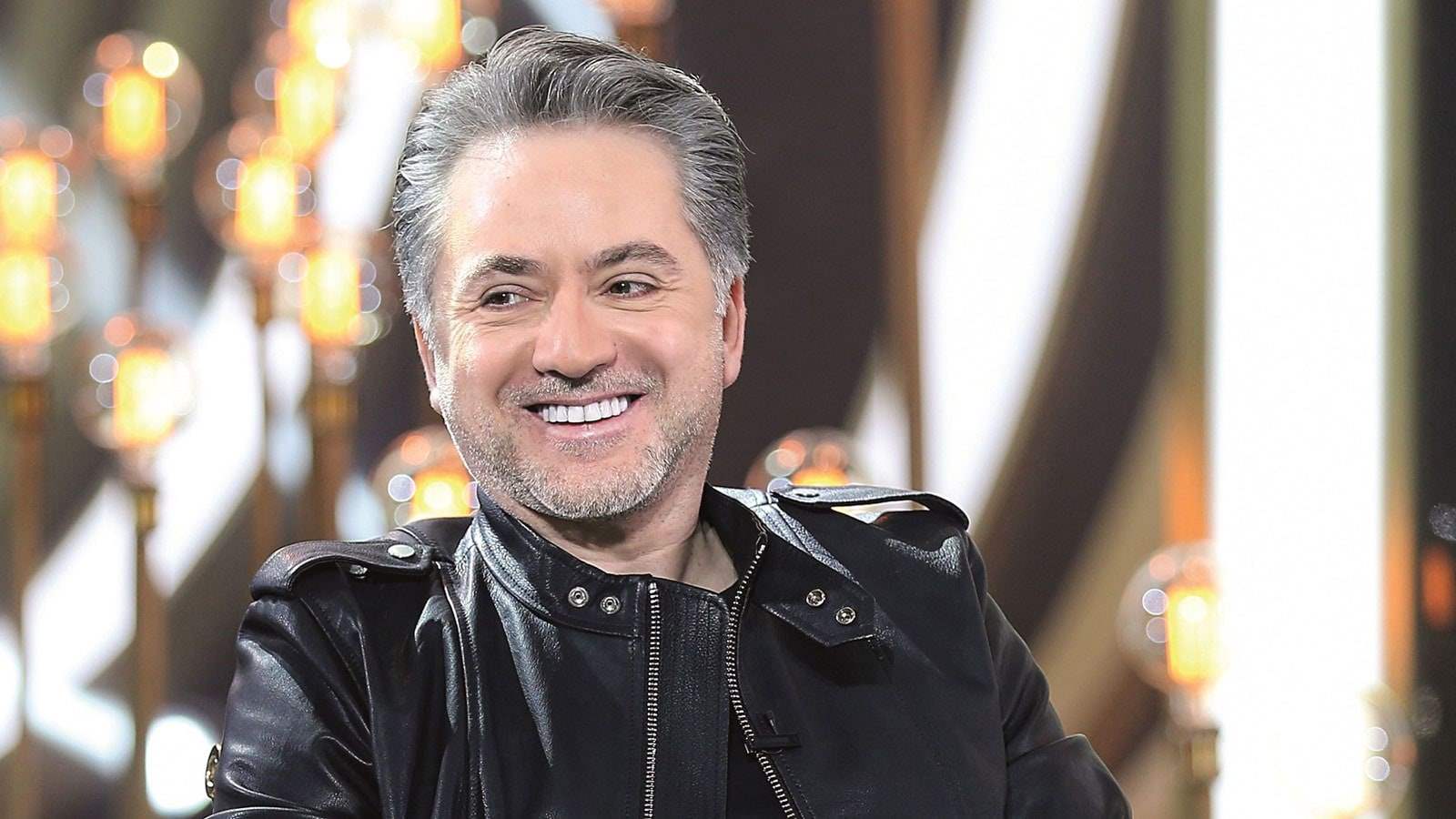 احدث ظهور لشقيقة مروان خوري الاعلامية الشهيرة .. هكذا فاجأته على المسرح 