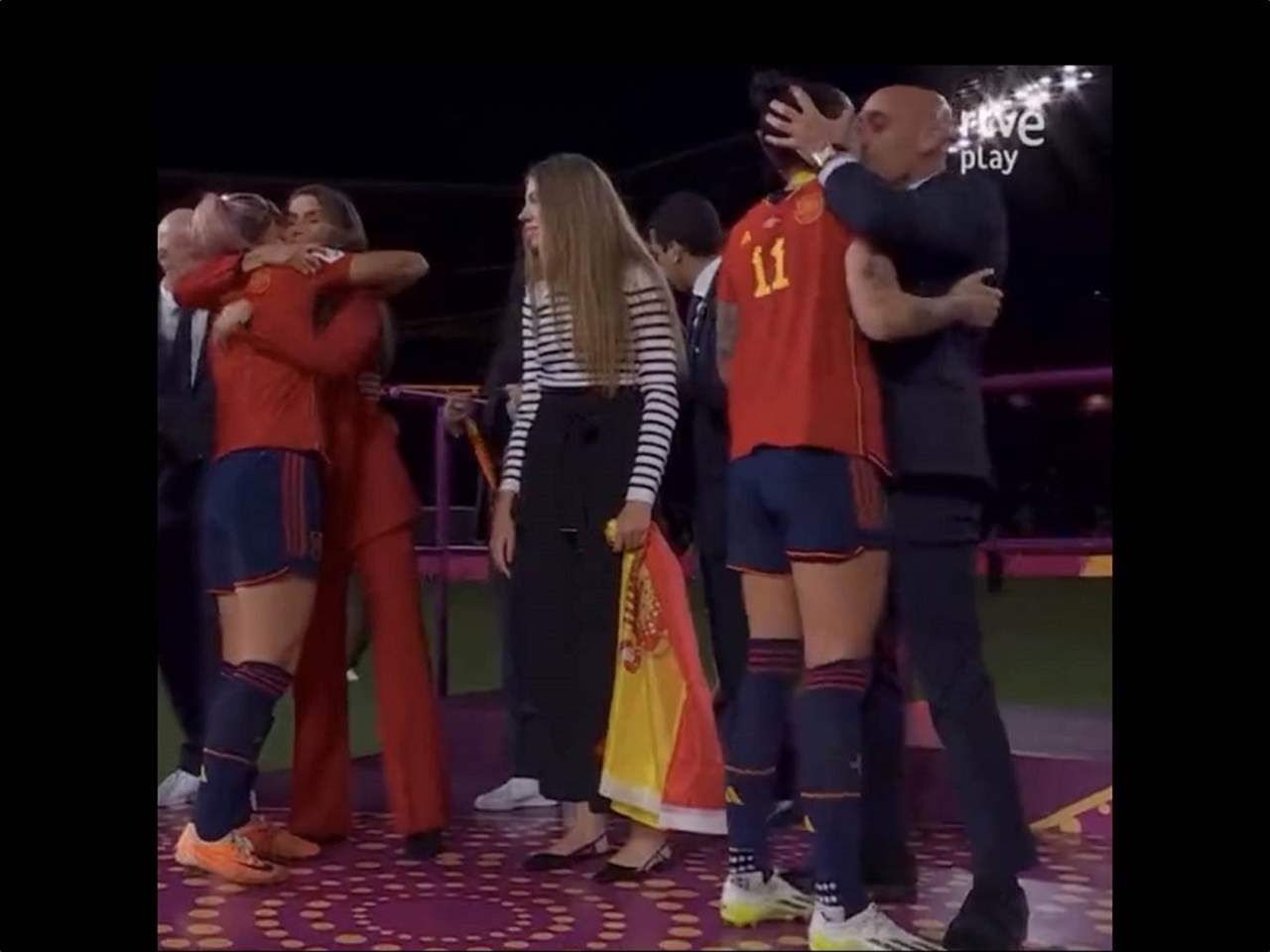 فيديو - رئيس الاتحاد الاسباني يُقبّل بطلة العالم في فمها !!