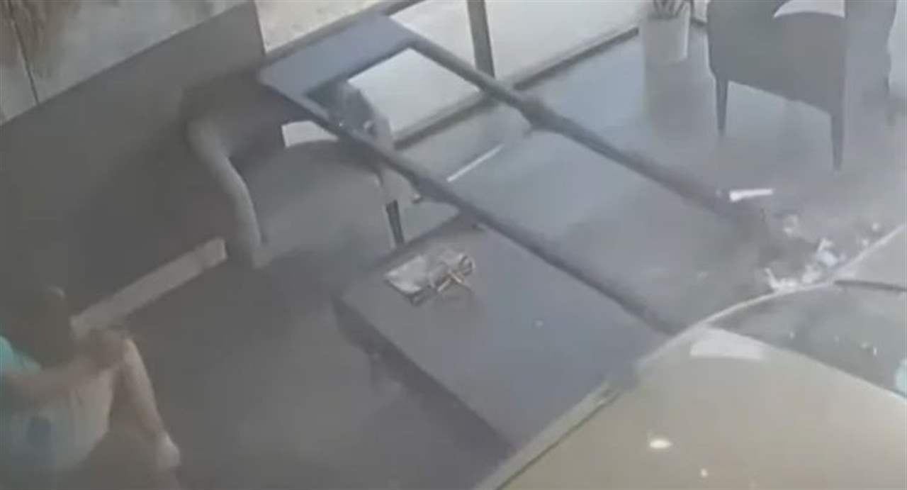 بالفيديو- اقتحمت بسيارتها صالون حلاقة ونجاة الزبائن بأعجوبة