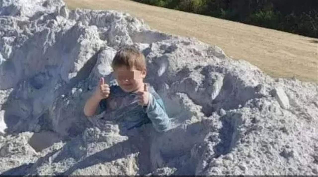 وفاة طفل بطريقة مأساوية.. كان يلعب بكومة من "مسحوق خطير" على جانب الطريق