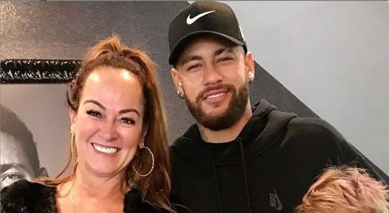 ظهور لافت لـ والدة نيمار : ارتدت العباءة السعودية وامتطت الابل 