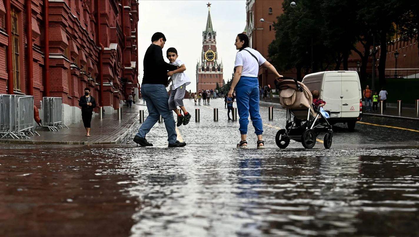 مأساة بشبكة الصرف الصحي.. ذهبوا لجولة سياحية فقتلتهم السيول