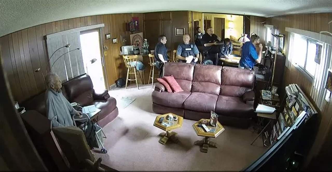 فيديو يوّثق عملية اقتحام منزل سيدة مسنة تبلغ من العمر98 عاماً... ثم أتى "الخبر الحزين" 