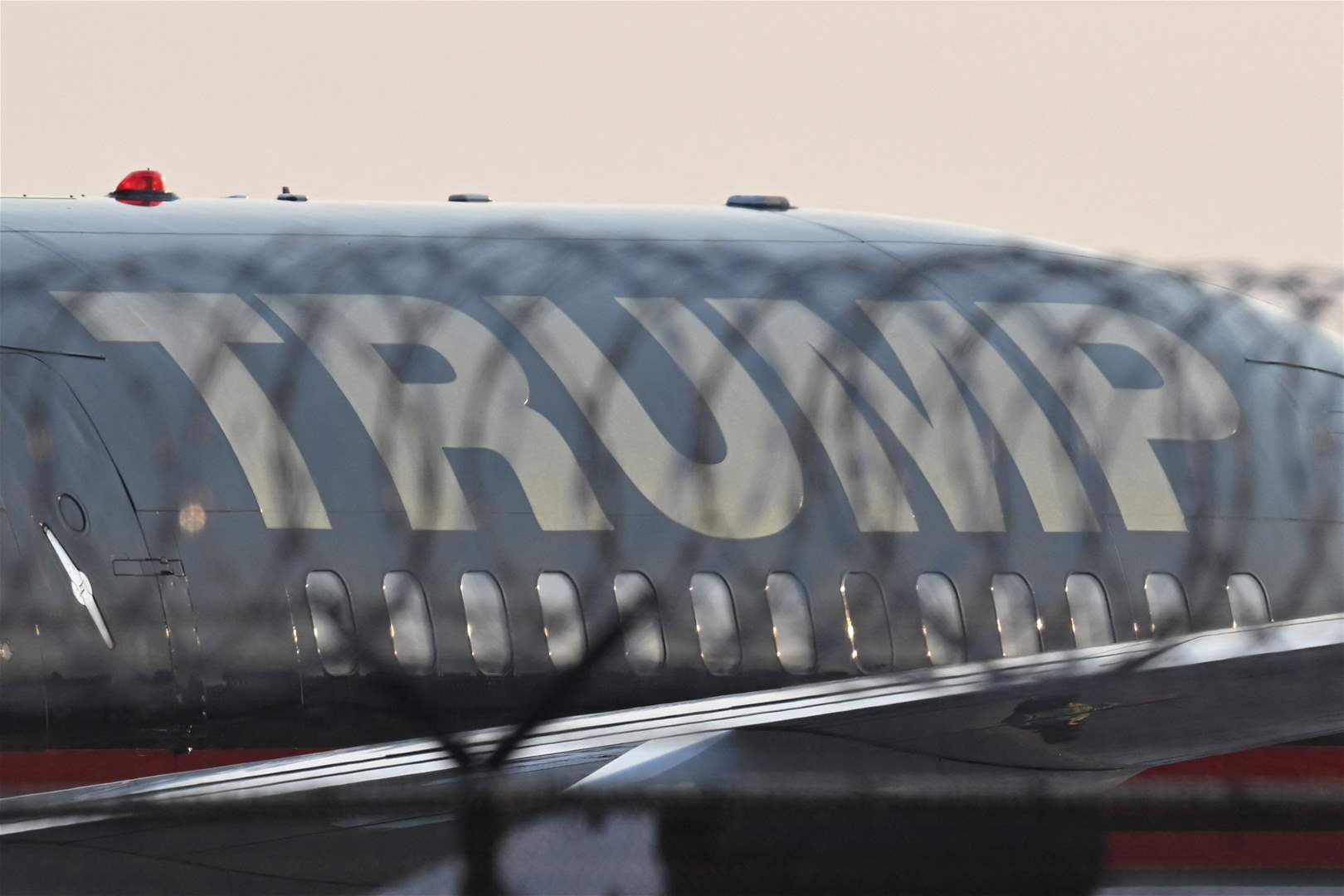 الرئيس الأميركي السابق دونالد ترامب يسلم نفسه إلى سجن فولتون في جورجيا استعدادا لمحاكمته