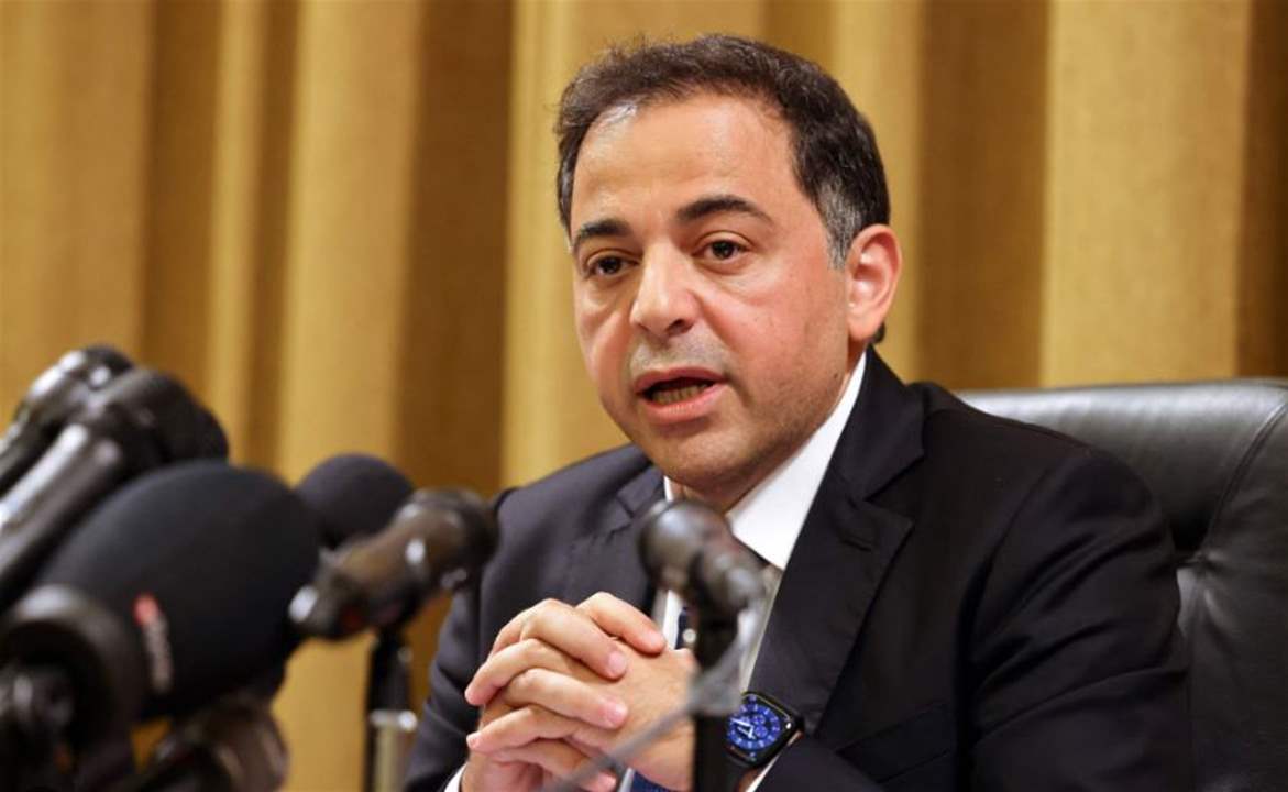 منصوري: سيتم دفع رواتب القطاع العام بالدولار والمركزي لن يطبع عملة لسد العجز 