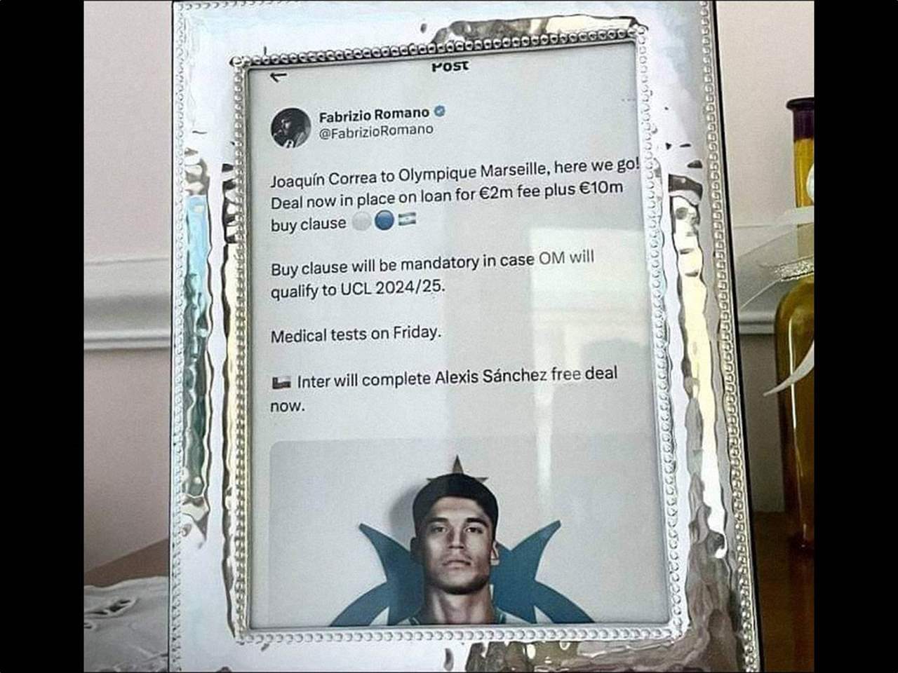 قمّة الغرابة .. مُشجّع يُخلّد رحيل لاعب بصورة وإطار  