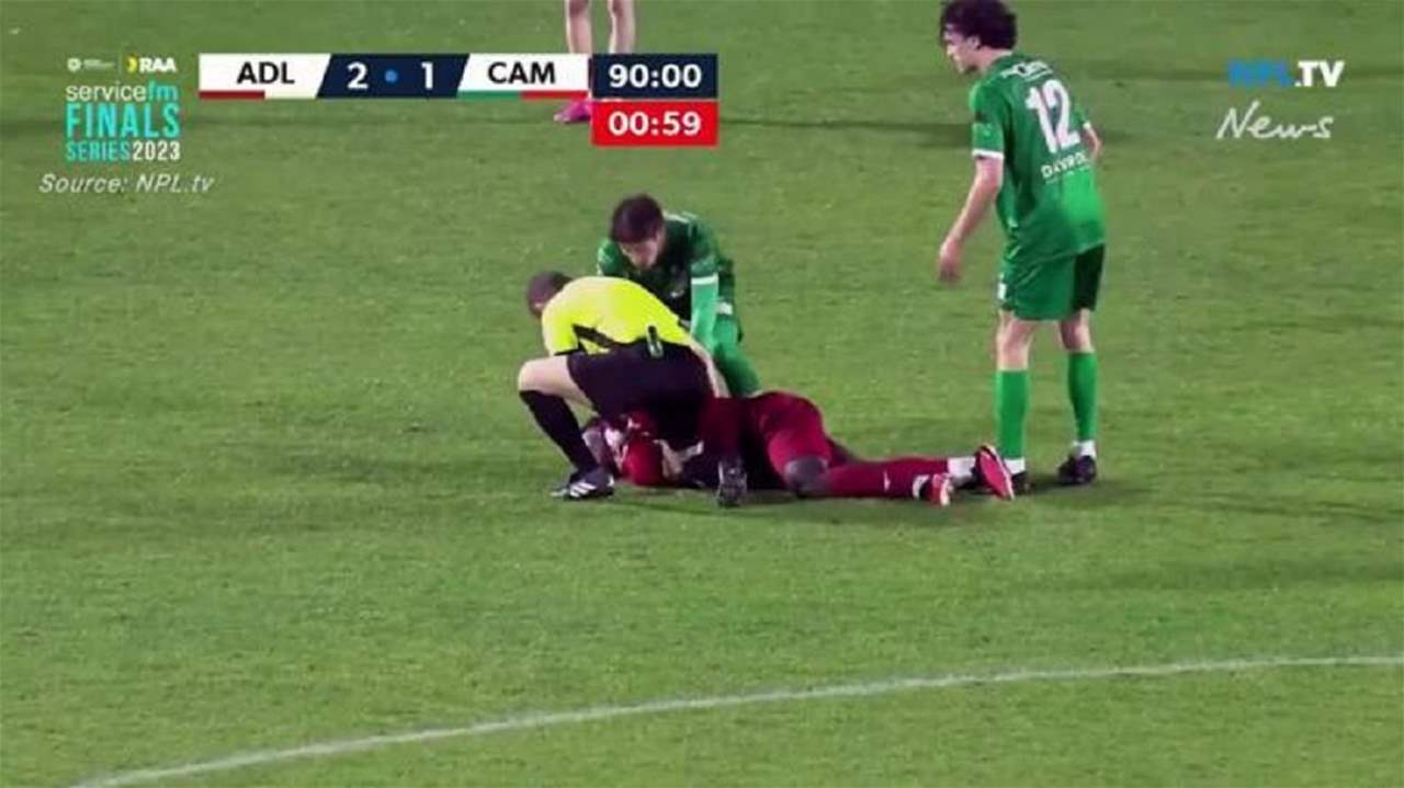 فيديو - الحكم يُنقذ حياة لاعب شاب من الموت .. شاهدوا كيف