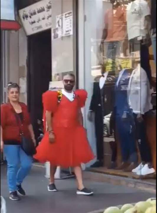 بالفيديو - شاب يرتدي فستانا أحمرا يتجوّل في صيدا 