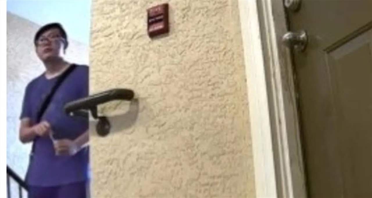 بالفيديو - أزعجه جاره فدس له سماً من تحت بابه!