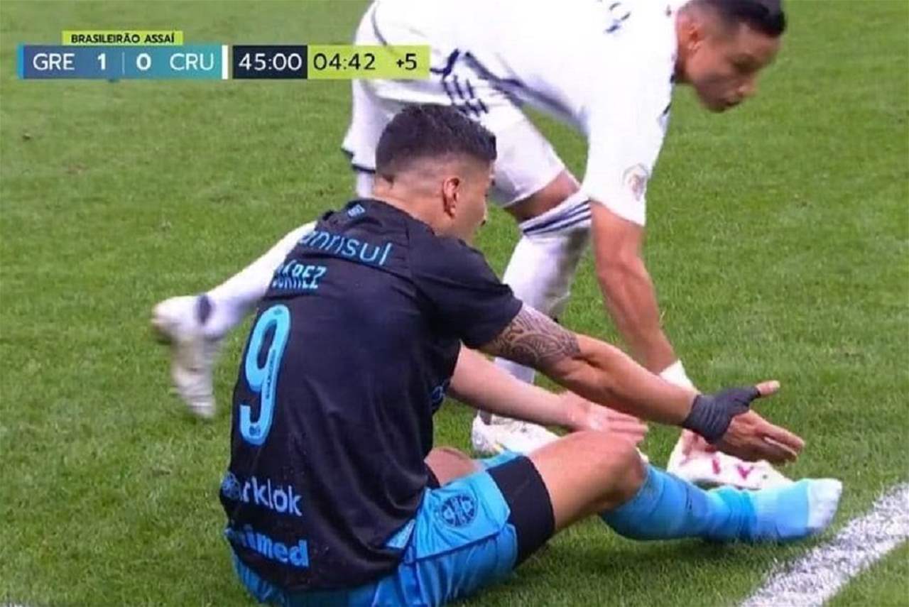 فيديو - حذاء سواريز يتسبب ببطاقة صفراء للاعب منافس !