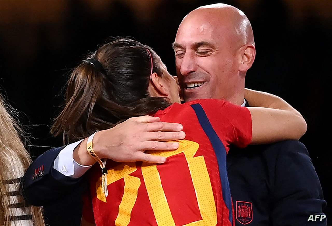 الفضائح تلاحق الرئيس .. ليالٍ حمراء على حساب الاتحاد الإسباني