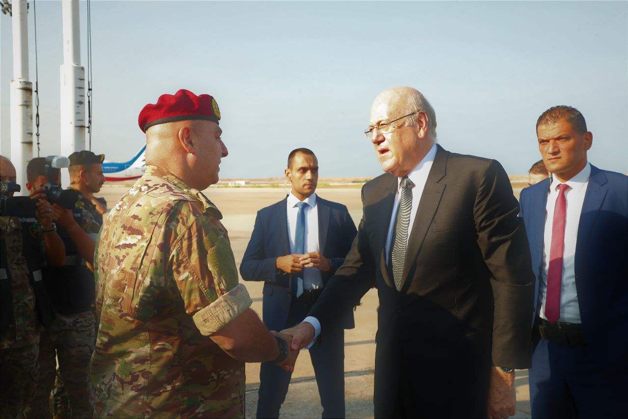 ميقاتي زار قاعدة بيروت الجوية: المؤامرات كبيرة ومن كل الاتجاهات لكن بوجود جيشنا لا خوف على البلد 