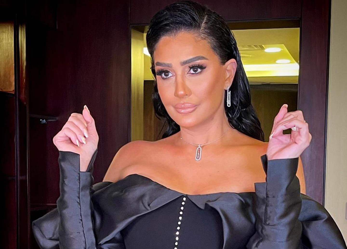 غادة عبد الرازق تبهر محبيها في أحدث جلسة تصوير لها.. تعرفوا على أسعار الفساتين التي أطلت بها 