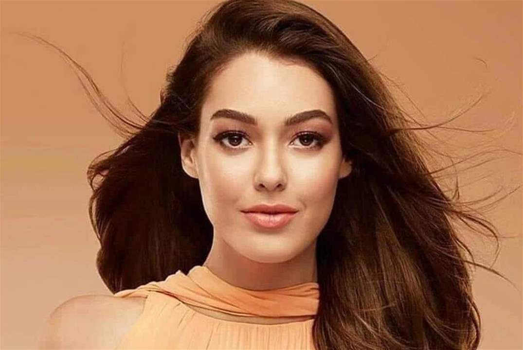 نجمة مسلسل الحفرة تثير الجدل بعد صورتها مع طليق ديميت أوزديمير