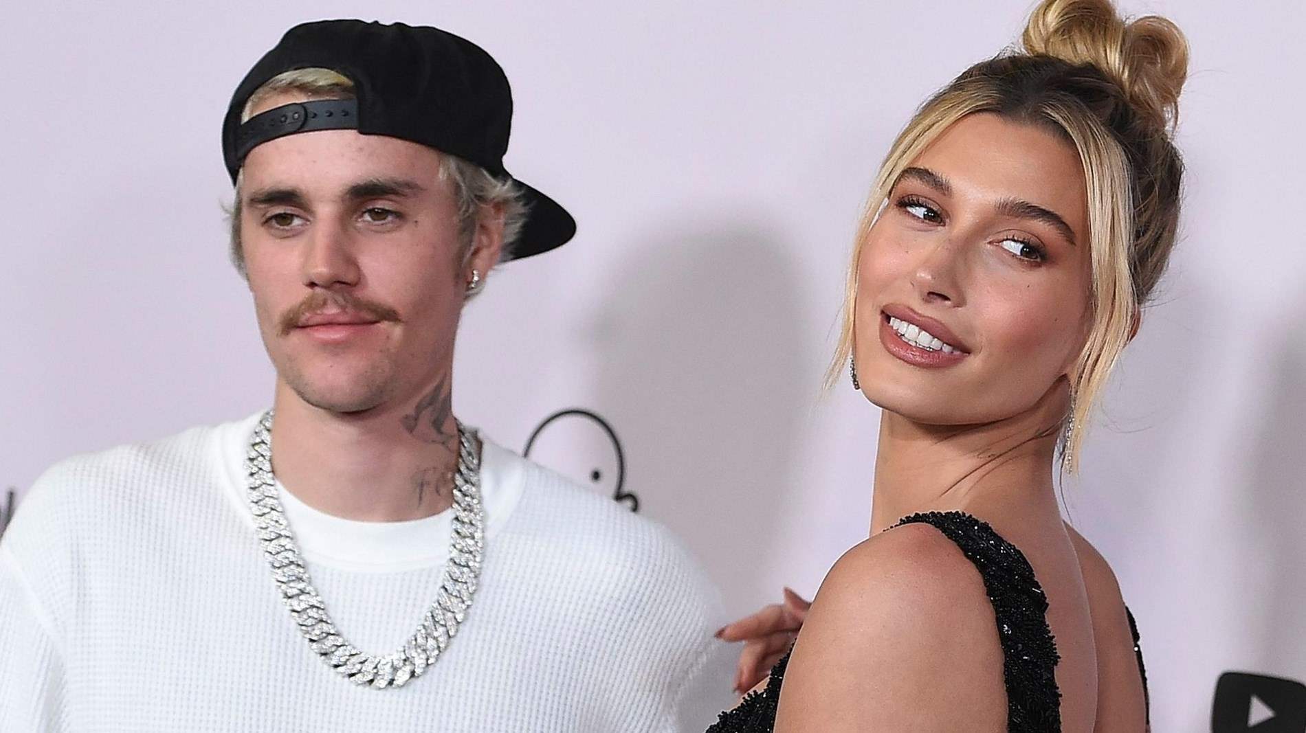 بالصور- جاستن وهايلي بيبر في اطلالة رومانسية على البحر 