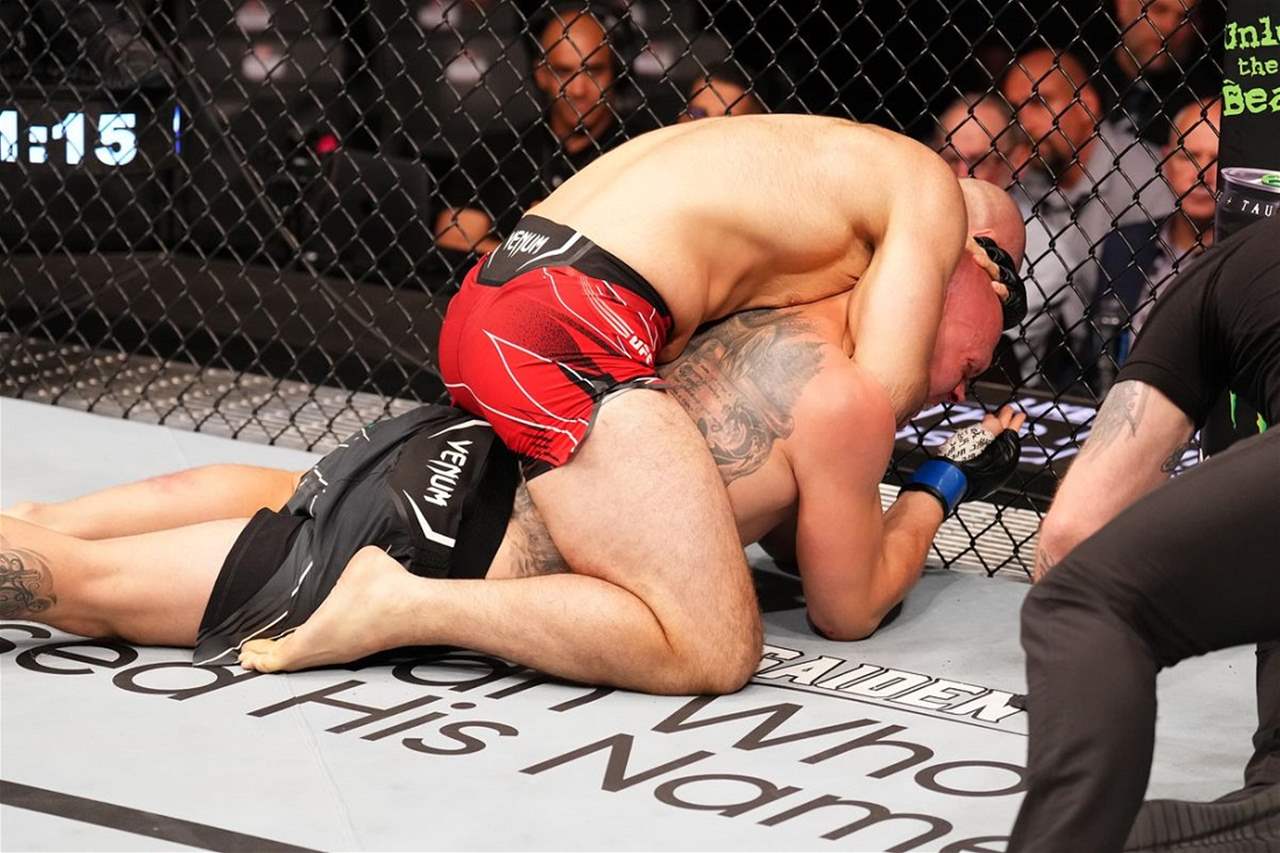 فيديو - خنقه من الخلف وأجبره على الاستسلام 