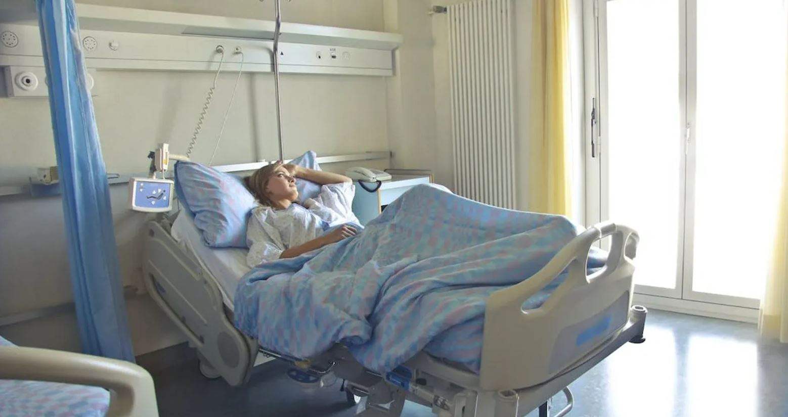 "كارثة طبية" في بطن مريضة.. أداة جراحية بحجم صحن