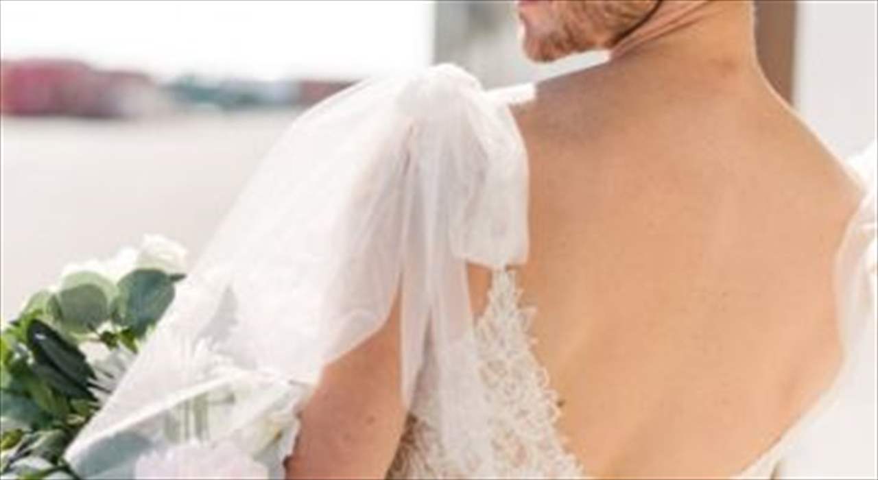 تسريب صور لــ ممثل لبناني شهير بـ فستان عرس ابيض وطرحة 