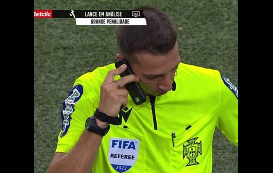 فيديو - بورتو يطالب بإعادة مباراته لاستخدام الحكم هاتف جوال !!