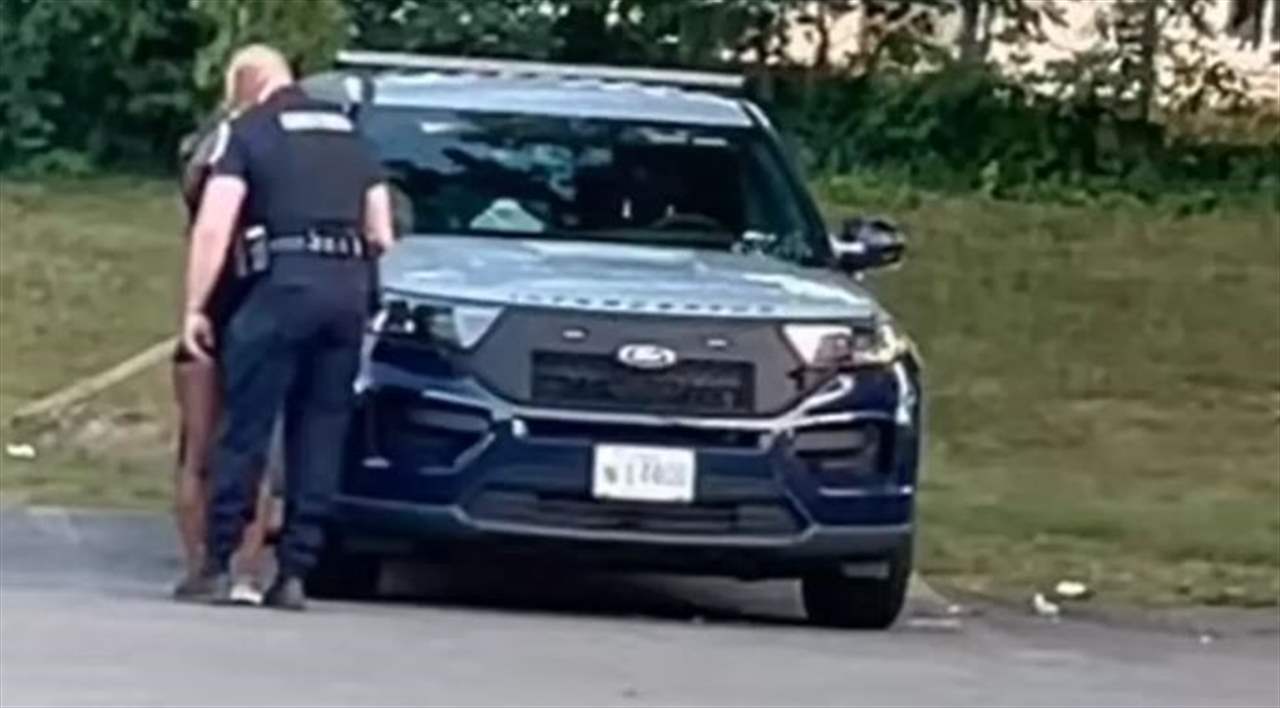 بالفيديو - عناق وقبلة حارة بين شرطي وشابة