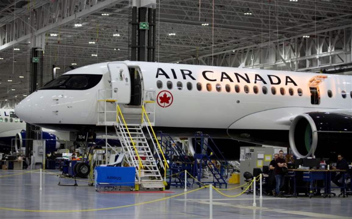 ركاب يُطردون من الطائرة بعد رفضهم الجلوس على مقاعد متسخة 