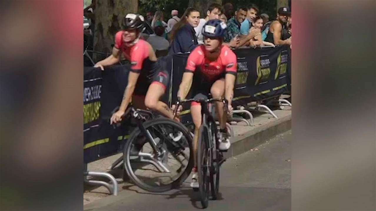 فيديو - شاهدوا كيف أسقطتها زميلتها على السياج والأرض