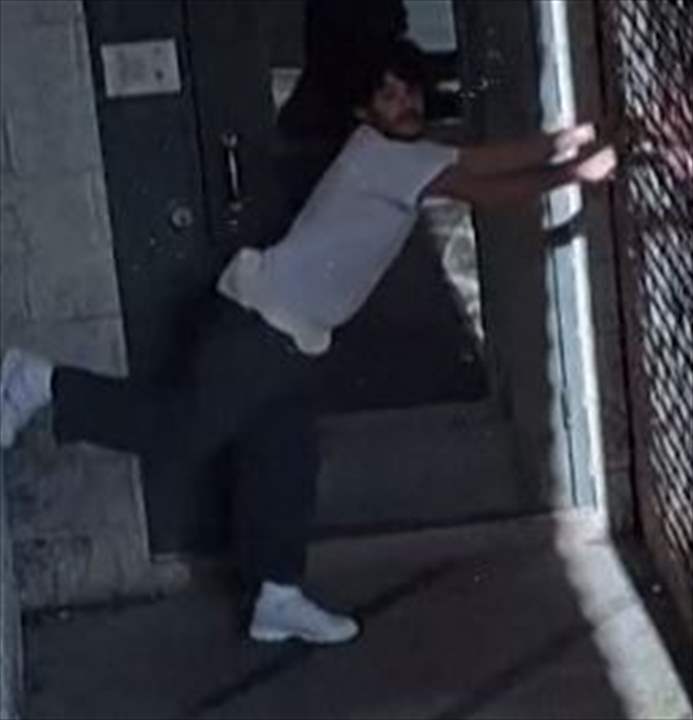 بالفيديو - هرب من السجن على طريقة "spider-Man"