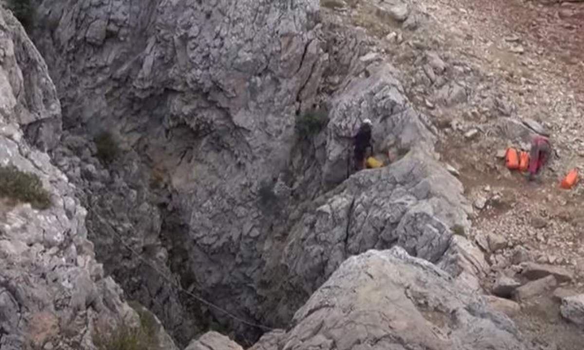 بالفيديو - حوصر داخل كهف على عمق أكثر من ألف متر بعد اصابته بوعكة