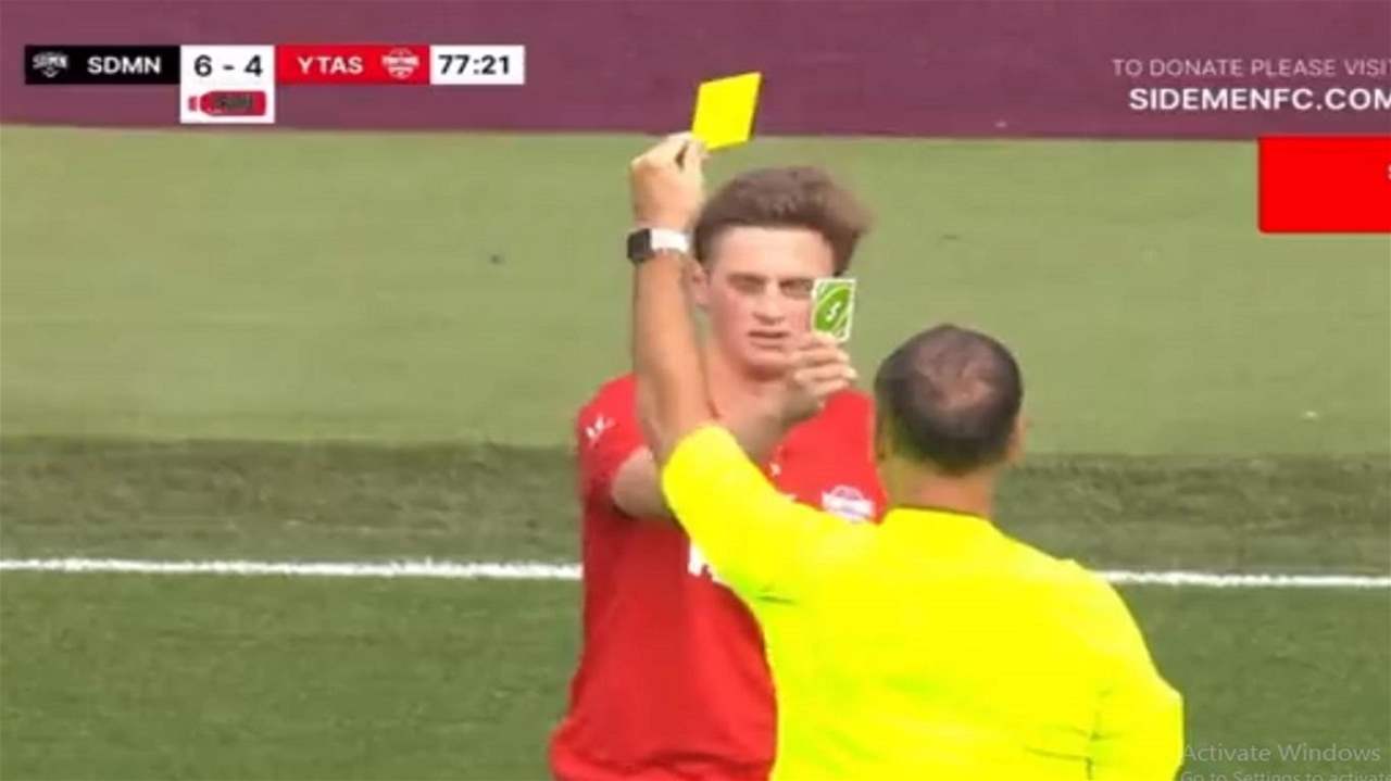 فيديو - رداً على البطاقة الصفراء .. رفع كارت "UNO" في وجه الحكم !