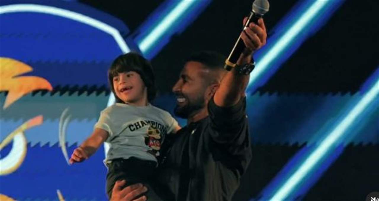 طفل من أصحاب الهمم يدخل بنوبة ضحك بسبب احمد سعد.. إليكم ما حصل