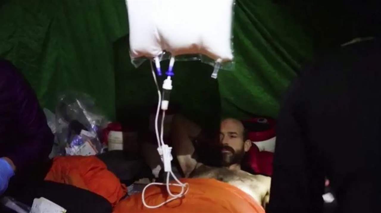 عالق في أعمق كهوف العالم.. سحب بطيء لباحث أميركي في تركيا