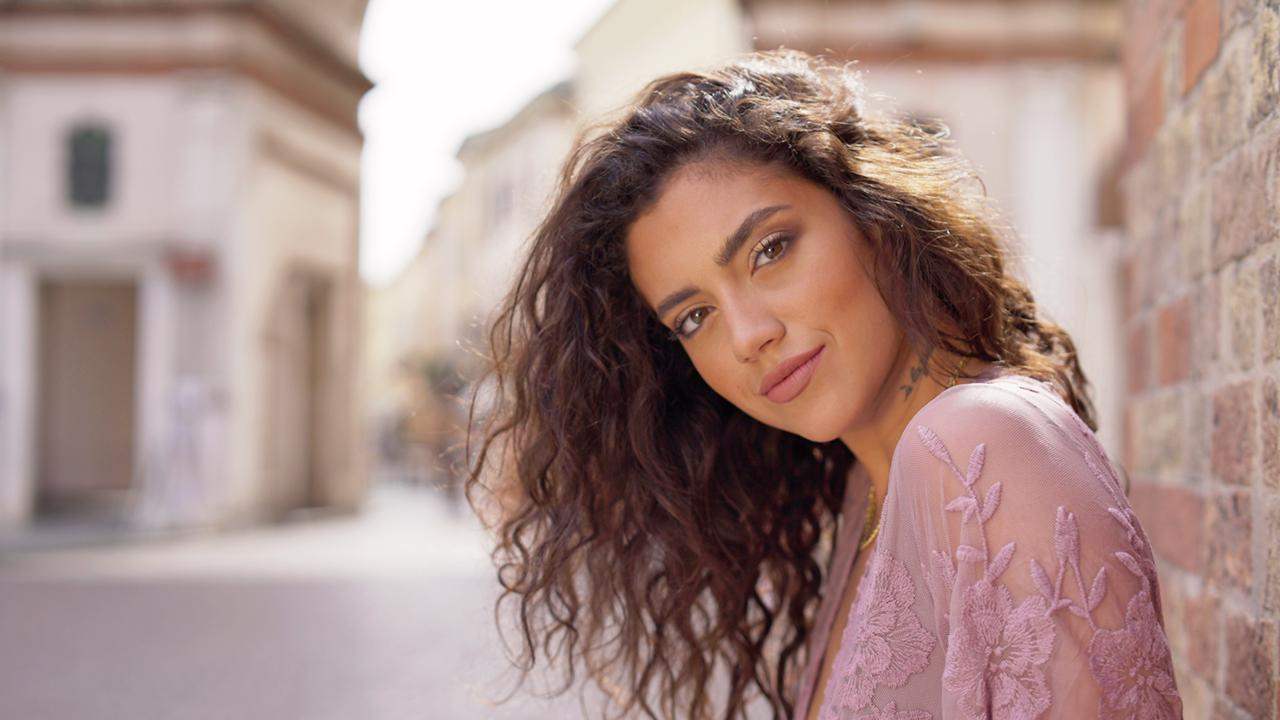 حبيب نجمة مسلسل كريستال ستيفاني عطالله يفاجئها على الهواء