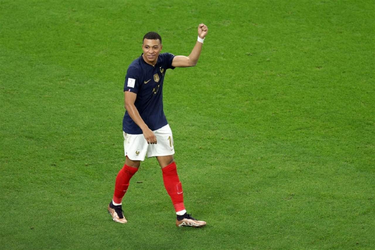 فيديو - مبابي يُبكي ولداً قبيل مواجهة ألمانيا