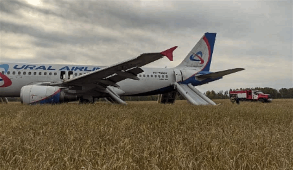 روسيا: طائرة ركاب هبطت اضطرارياً في أرض مفتوحة
