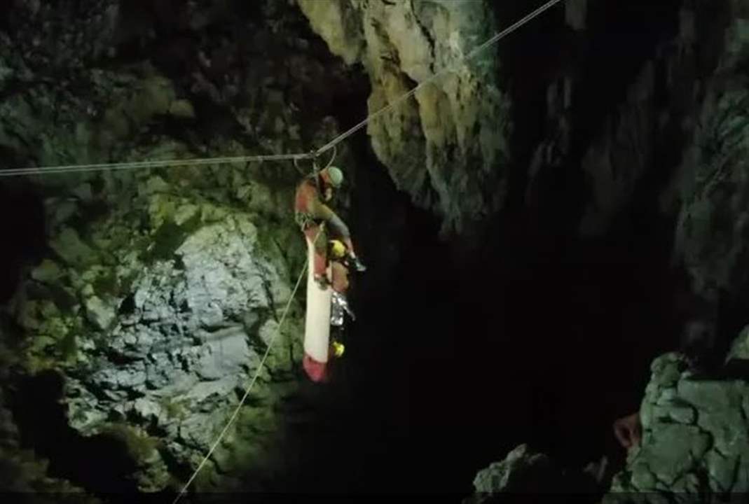 بالفيديو -إنقاذ مستكشف كهوف في تركيا بعد حصاره 9 أيام على عمق 1000 متر