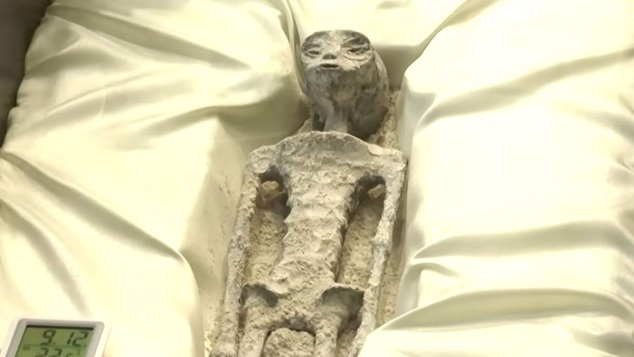 بالفيديو -  البرلمان المكسيكي يعرض مخلوقات غريبة "غير بشرية"... جثث بـ 3 أصابع أيدي وأقدام  وبدون أسنان!