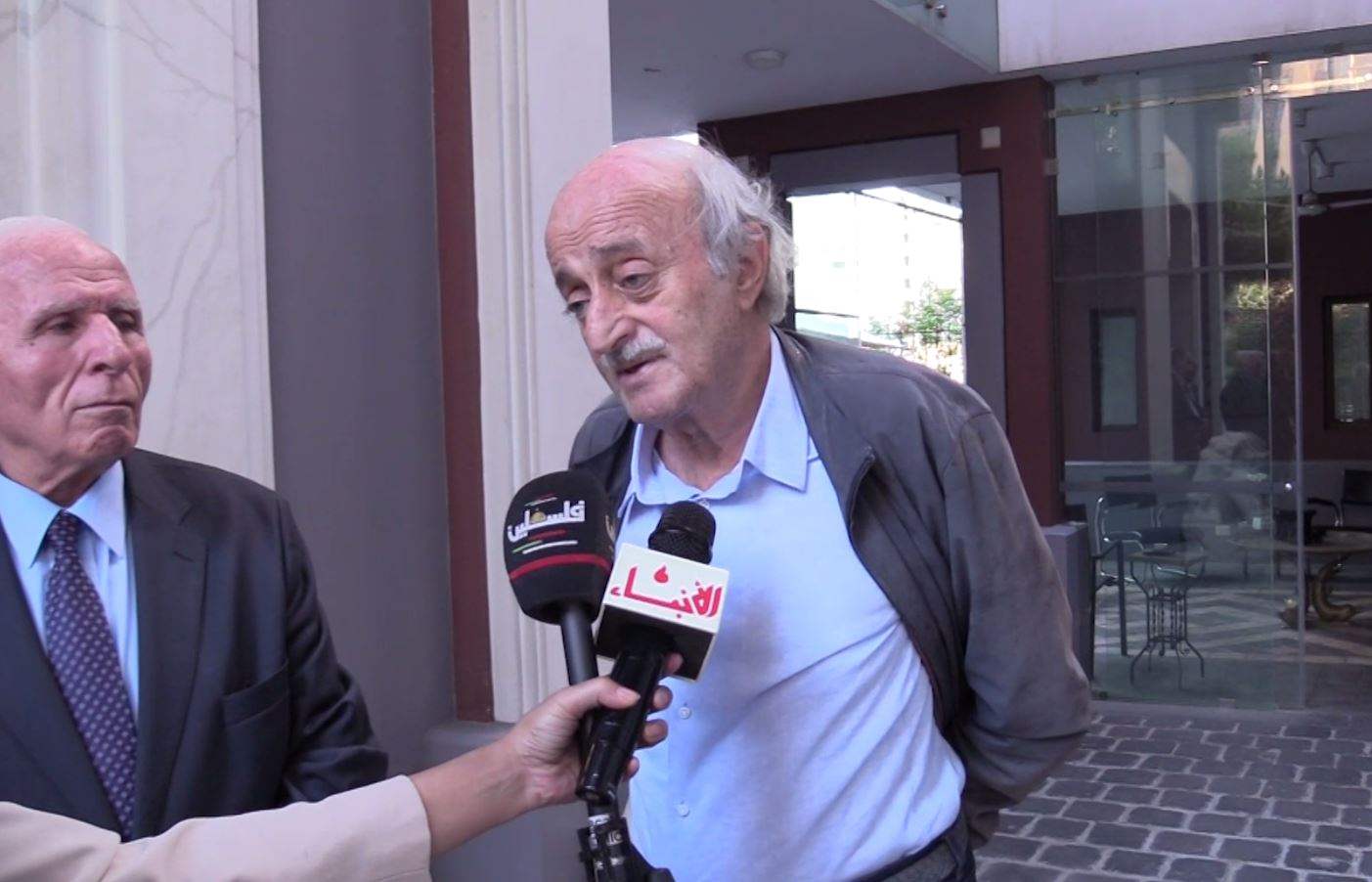 وليد جنبلاط استقبل عزام الأحمد: لإقالة باسل الحسن