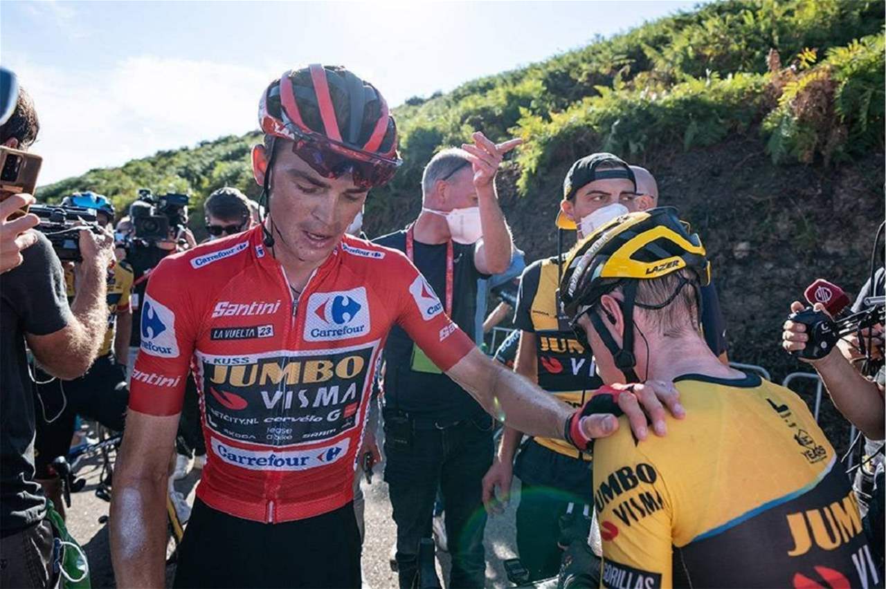 فيديو - الشرطة تعتدي على أحد أعضاء الفريق الهولندي للدرّاجات